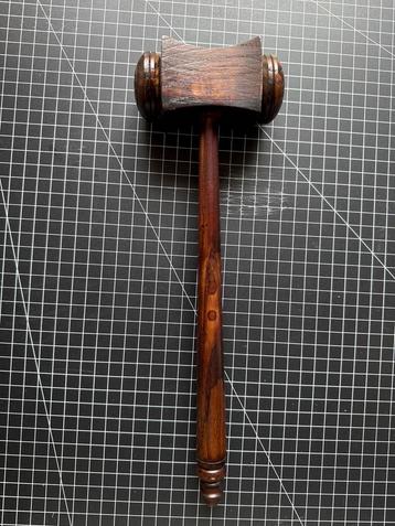Houten Voorzittershamer beschikbaar voor biedingen