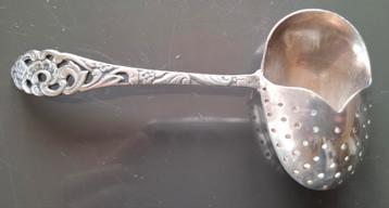 Verzilverde theezeef gemerkt door 'Sola' beschikbaar voor biedingen