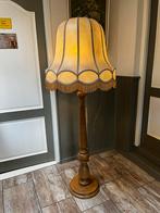 Vintage vloerlamp ,met sierlijke massief houten lampenvoet, Huis en Inrichting, Lampen | Vloerlampen, Ophalen of Verzenden, 150 tot 200 cm