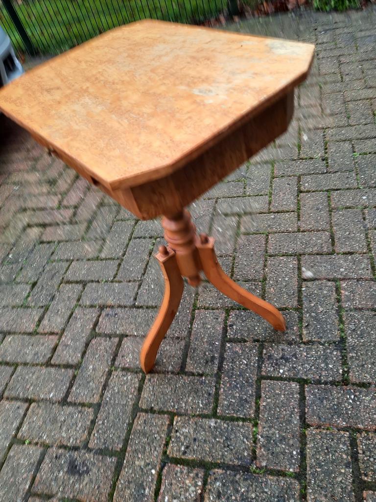 Bijzet tafel met la, Ophalen