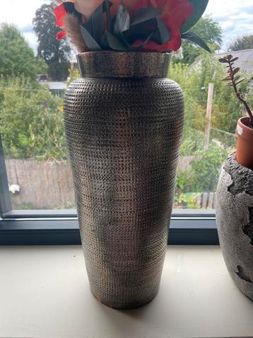 Grote decoratieve vaas beschikbaar voor biedingen