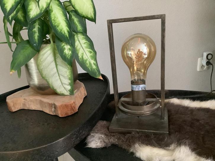 Industriële tafellamp tafel lamp metaal soort brons kleur, Huis en Inrichting, Lampen | Tafellampen, Zo goed als nieuw, Minder dan 50 cm