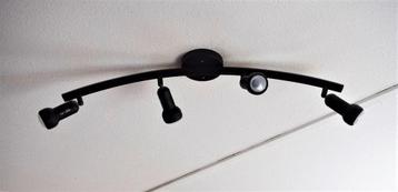 Functionele plafondlamp voorzien van 4 richtbare spots beschikbaar voor biedingen