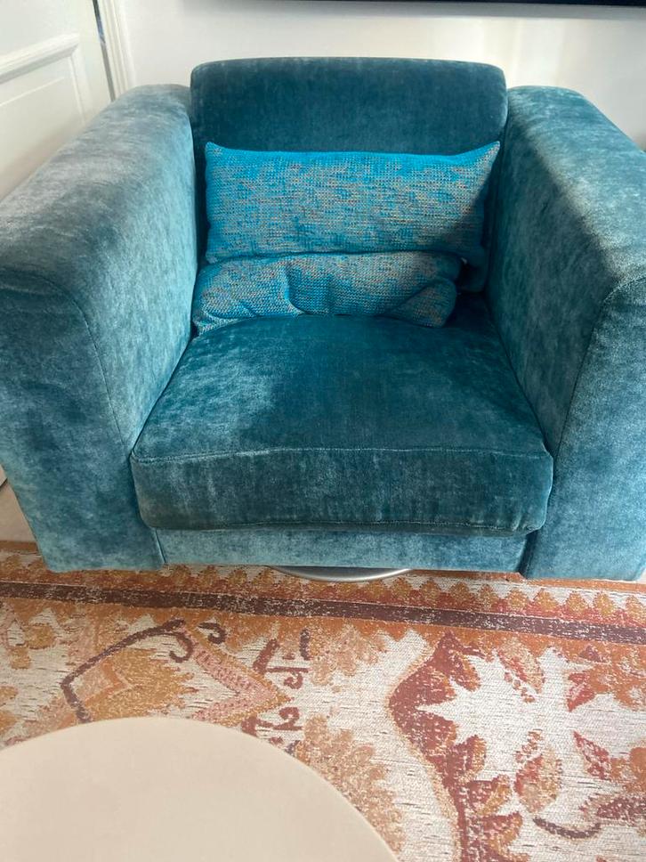 Blauwe fauteuil met zachte bekleding op draai plateau, Huis en Inrichting, Fauteuils, Gebruikt, Stof, 75 tot 100 cm, Ophalen of Verzenden