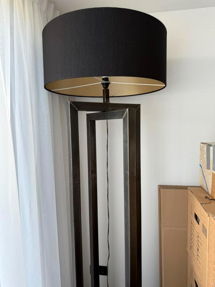 Luxe design vloerlamp met stalen frame, Huis en Inrichting, Lampen | Vloerlampen, Zo goed als nieuw, 150 tot 200 cm, Metaal, Ophalen of Verzenden