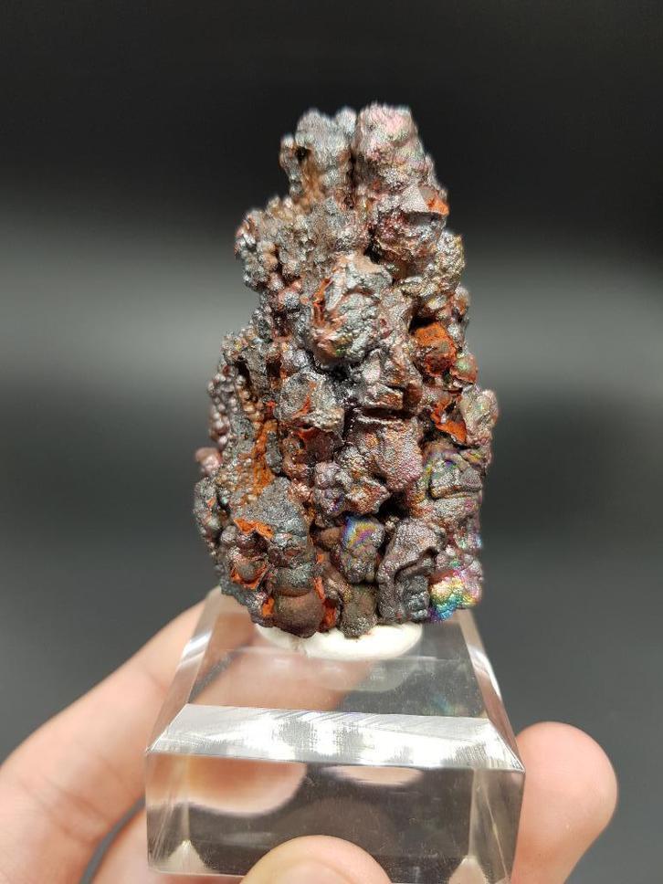 Regenboog Goethiet op standaard, Spanje (nr. 1), Verzamelen, Mineralen en Fossielen, Mineraal, Ophalen of Verzenden