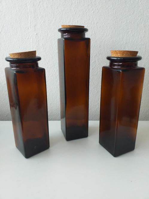 Vierkante bruine apothekers flessen met kurk. Vaas., Huis en Inrichting, Woonaccessoires | Kandelaars en Kaarsen, Gebruikt, 25 tot 50 cm