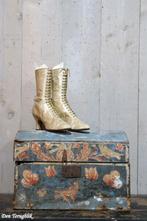 Prachtige Victoriaanse cremé kleur zijde rijglaarsjes., Ophalen of Verzenden, Dames