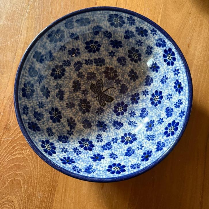 Bunzlau kom in Dragonfly, Huis en Inrichting, Keuken | Servies, Zo goed als nieuw, Kom(men), Overige stijlen, Aardewerk, Ophalen of Verzenden