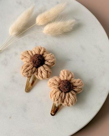 Gebreide bloemen clips beschikbaar voor biedingen