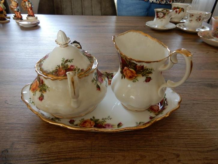 Royal Albert grote partij country roses zie foto,s, Verzamelen, Porselein, Kristal en Bestek, Nieuw, Compleet servies, Porselein