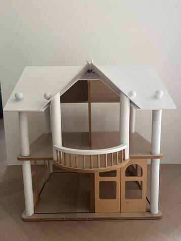 Stevig houte poppenhuis beschikbaar voor biedingen
