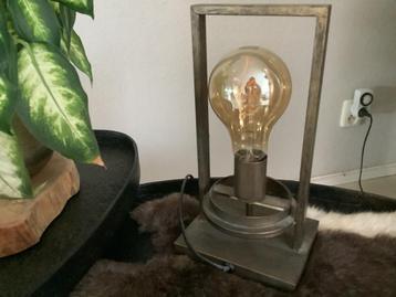 Industriële tafellamp tafel lamp metaal soort brons kleur beschikbaar voor biedingen
