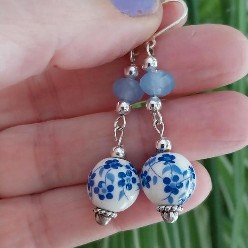 Oorbellen met keramieke kraal, verzilverde oorhaakjes #1006, Sieraden, Tassen en Uiterlijk, Oorbellen, Zo goed als nieuw, Overige materialen