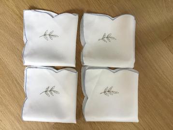4 brocante stoffen servetten met geschulpte blauwe rand. beschikbaar voor biedingen