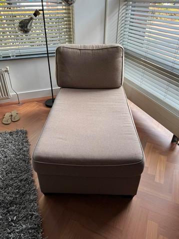 Moderne beige chaise longue –  stijlvol beschikbaar voor biedingen