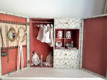 Vintage stoffen kastje pop trousseau laadjes en leuke inhoud beschikbaar voor biedingen