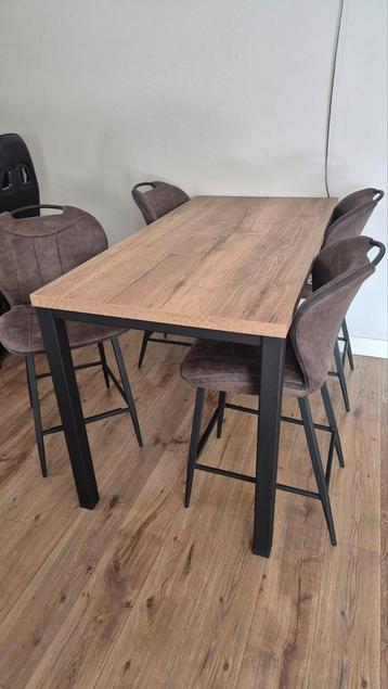 Bar tafel met 4 luxe stoelen beschikbaar voor biedingen