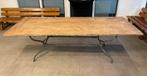 Grote massief houten eettafel met mooi ijzeren onderstel, Huis en Inrichting, Tafels | Eettafels, Ophalen, Gebruikt, 100 tot 150 cm