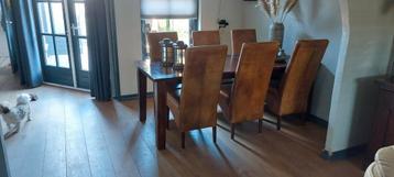 6 persoons eettafel met 6 bruine lederen stoelen. beschikbaar voor biedingen