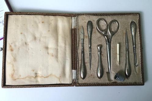 Verzilverd naaigarnituur in originele cassette, Antiek en Kunst, Curiosa en Brocante, Ophalen of Verzenden
