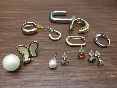 13 stuk oude enkele oorbellen, Sieraden, Tassen en Uiterlijk, Oorbellen, Gebruikt, Knopjes of Stekers, Overige materialen, Overige kleuren