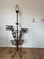 Zwaar ijzeren vloerlamp met kranten bak en bloempot gaten, Ophalen, Gebruikt, Metaal, 100 tot 150 cm