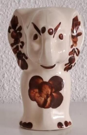 Lief olifantje. Wit met bruin. De hoogte is 9cm. Breedte 5,5 beschikbaar voor biedingen