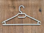 32 witte plastic kleerhangers breed 41cm, Ophalen of Verzenden, Nieuw, Kunststof, Kinderen en Volwassenen