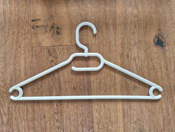 32 witte plastic kleerhangers breed 41cm beschikbaar voor biedingen