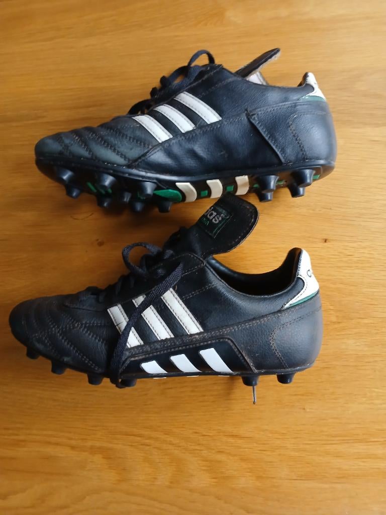 Te koop zwarte leaderen Adidas voetbal met 12 vaste noppen., Ophalen, Gebruikt, Maat XS of kleiner, Schoenen