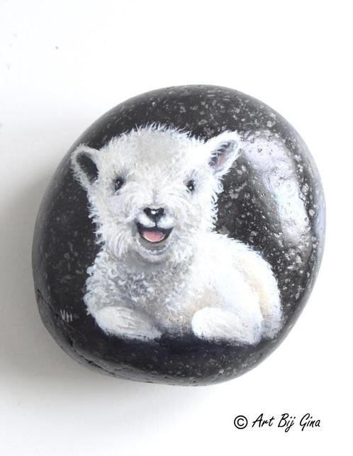 Schattig Lammetje hand geschilderd op een riviersteen, Antiek en Kunst, Kunst | Overige Kunst, Ophalen of Verzenden