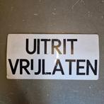 Metalen bord "Uitrit vrijlaten"., Ophalen of Verzenden, Gebruikt