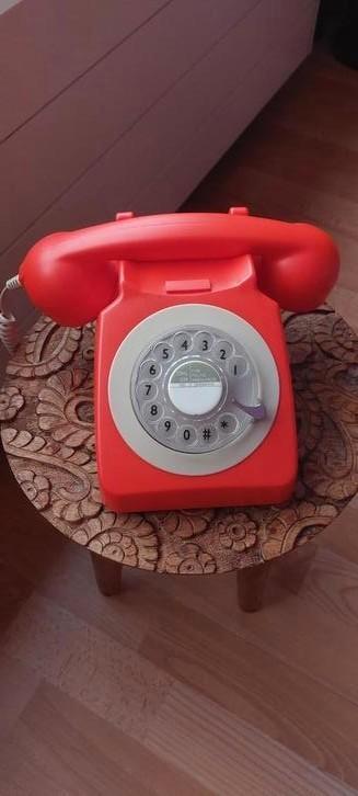 Nieuwe ouderwetse draaischrijf telefoon. Retro oranje beschikbaar voor biedingen