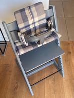 Grijze Stokke tripp trapp met diverse accessoires., Kinderen en Baby's, Kinderstoelen, Ophalen, Zo goed als nieuw, Meegroeistoel