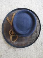 HOED Dames nieuw blauw met bruine accenten omvang 56 cm, Hoed, Nieuw, Ophalen of Verzenden, Anna's Hoeden