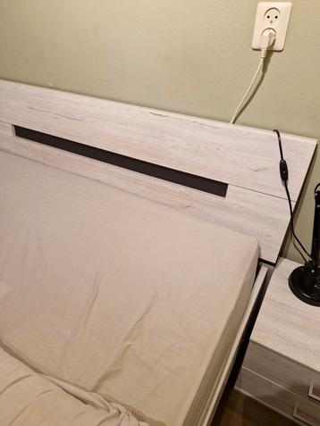 Twee persoonsbed met twee nachtkastjes