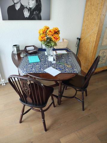 Antieke eettafel met stoelen - Hardhout beschikbaar voor biedingen