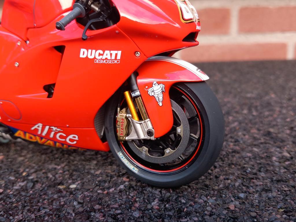 Ducati Desmosedici 2004 モデルキット Loris Cap ≥ Ducati Desmosedici GP04 #65 Loris Capirossi 2004 MotoGP