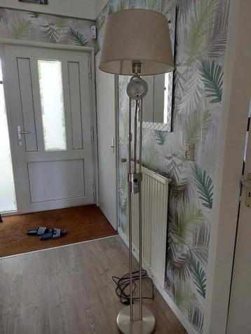 Staande lamp met leeslamp beschikbaar voor biedingen