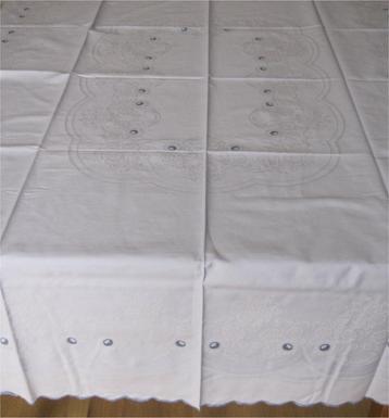 Damasten kleed, pastelblauw met zilverkleurige bloemen beschikbaar voor biedingen