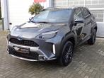 Toyota Yaris Cross 1.5 Hybrid Adventure 4 WD Head up Display, Auto's, Gebruikt, Zwart, Bedrijf, Hybride Elektrisch/Benzine