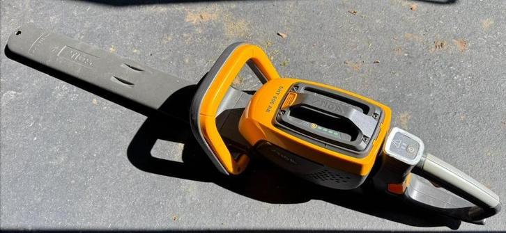 Stiga SHT 500 AE heggenschaar incl. 5.0AH accu/lader, Tuin en Terras, Heggenscharen, Zo goed als nieuw, Elektrisch, Ophalen of Verzenden