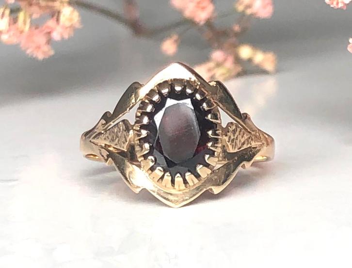 Gouden vintage ring granaat maat 18 1/4, Sieraden, Tassen en Uiterlijk, Ringen, Gebruikt, Dame, 18 tot 19, Rood, Goud, Met edelsteen