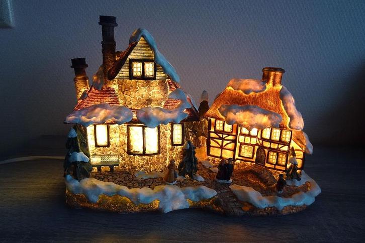 Leuke z.g.a.n. kersthuisjes met verlichting voor kerstdorp!, Diversen, Kerst, Zo goed als nieuw, Ophalen
