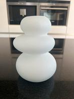 04 Home vaasje wit glas 15 cm hoog, Wit, Ophalen of Verzenden, Minder dan 50 cm, Glas