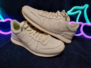 Nike Inernationalist WMNS 43 beschikbaar voor biedingen