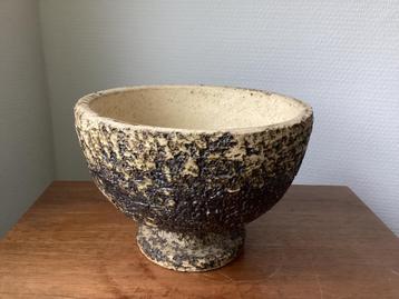 Vintage bloempot op voet berkenbast retro beschikbaar voor biedingen