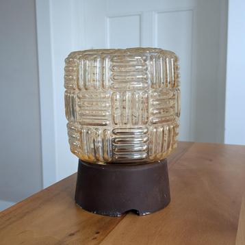 Goudkleurige vintage glazen plafonnière met bruine houder beschikbaar voor biedingen