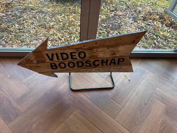 Retro bord video boodschap. beschikbaar voor biedingen